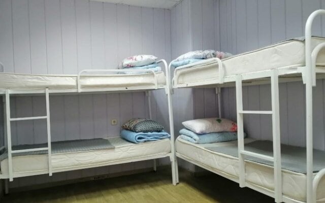 Красный диван
