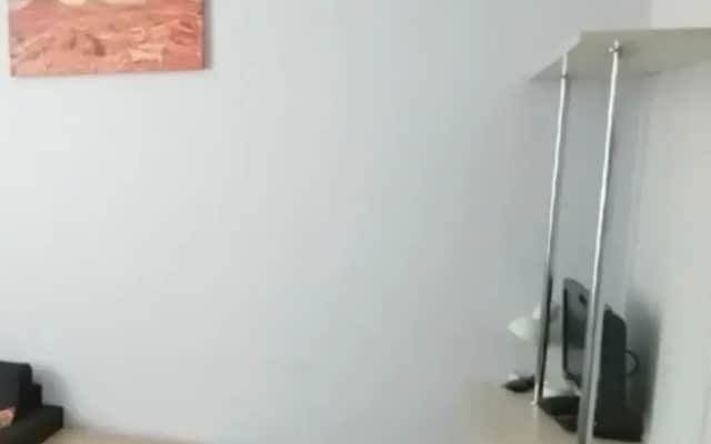 Красный диван