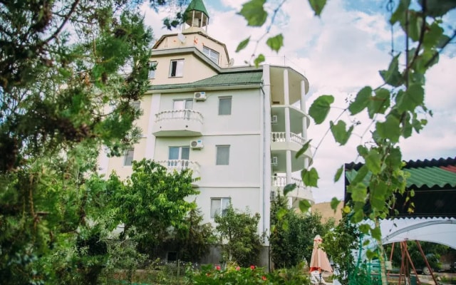 Charly Guest House